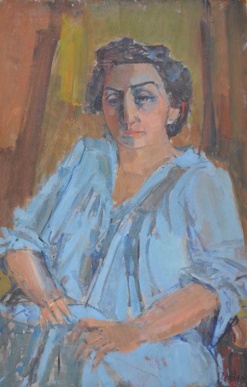 Porträt einer Frau in hellblauem Kleid