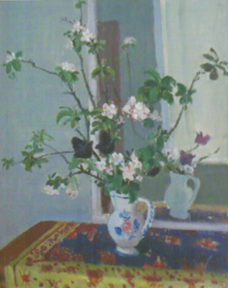 Blühende Äste und violette Tulpen in Vase